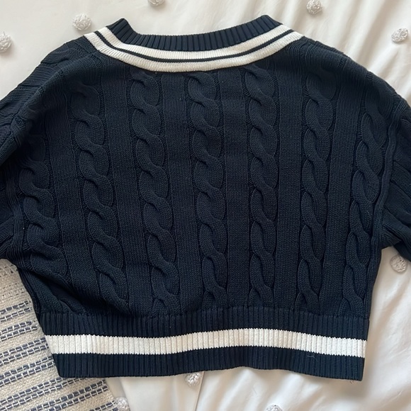 Cropped sweater from Aritzia. Size xs and v neck.prefect conditions. - Picture 2 of 3